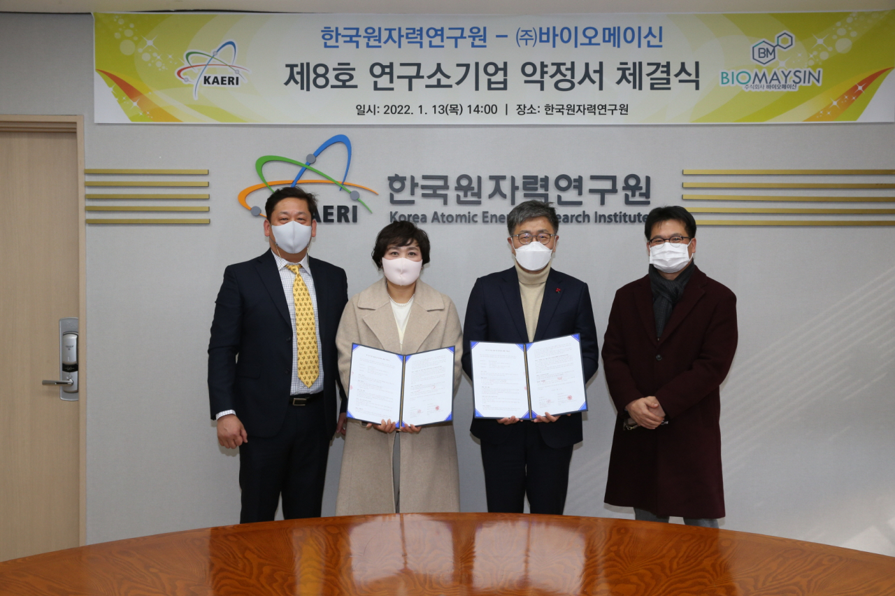 한국원자력연구원-㈜바이오메이신 연구소기업 설립 약정 체결식 기념사진. 왼쪽부터 최석규 바이오메이신 부사장, 방은주 대표, 박원석 한국원자력연구원 원장, 정병엽 박사.[한국원자력연구원 제공]