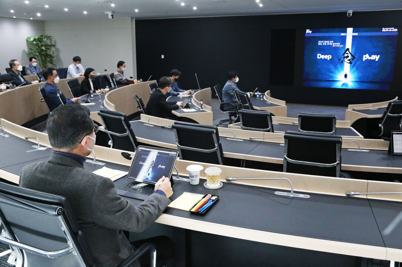 신한카드는 지난 14일 서울 을지로 신한카드 본사에서 임영진 사장 주재로 임부서장 전원이 온·오프라인 듀얼로 참석한 2022년 상반기 사업전략회의를 진행했다.[신한카드 제공]