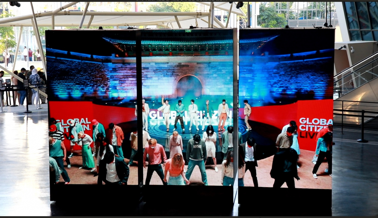 숭례문을 배경으로 촬영한 ‘퍼미션 투 댄스(Permission to Dance)’ 영상이 두바이엑스포에 상영되는 모습.