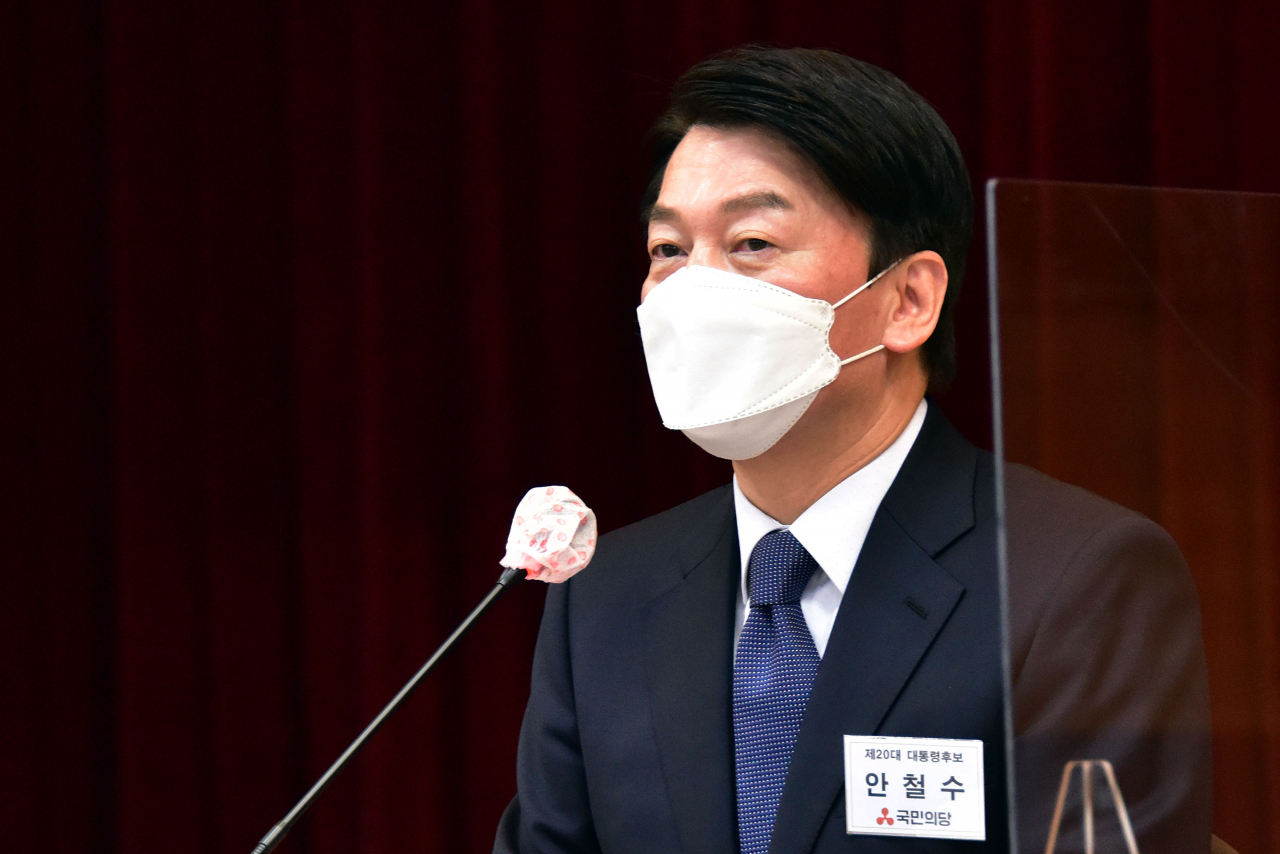 국민의당 안철수 대선 후보가 14일 서울 강서구 대한한의사협회에서 열린 정책간담회에서 인사말을 하고 있다. 연합뉴스