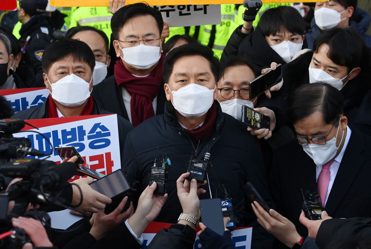 국민의힘 김기현 원내대표가 14일 오전 서울 마포구 상암동 MBC 사옥 앞에서 윤석열 대선 후보 배우자 김건희씨의 '7시간 통화 녹취록'을 보도 예고한 MBC를 항의 방문해 발언하고 있다. 연합뉴스