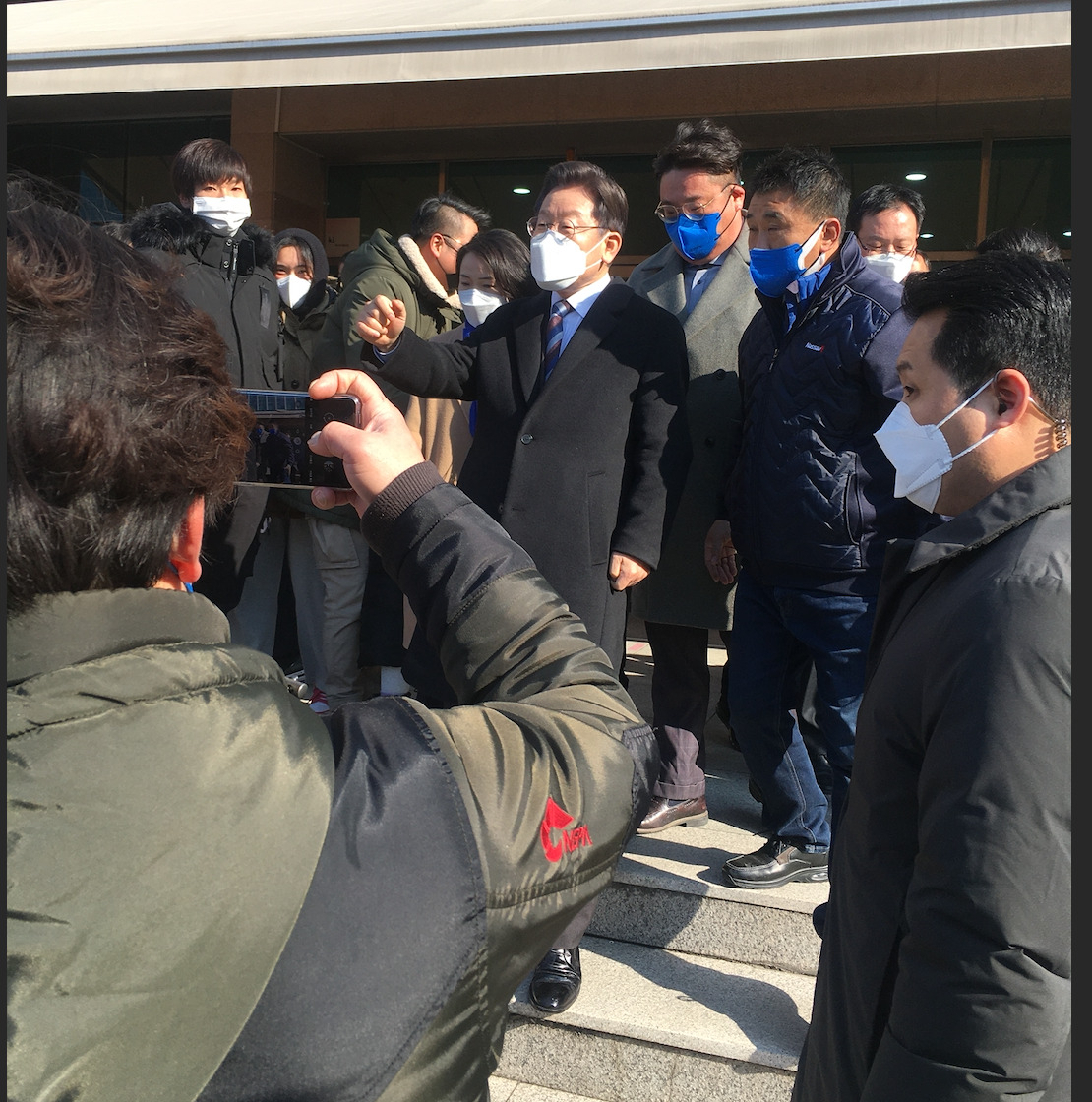 속초 조양감리교회서 기자회견을 마친 이재명 후보.[박정규 기자]