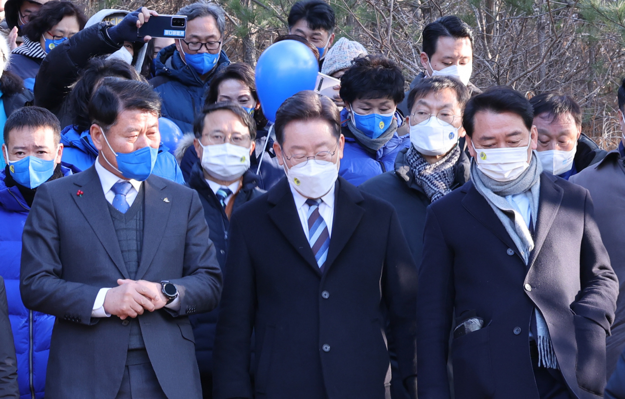 이재명 더불어민주당 대선후보가 16일 강원도 고성군 통일전망대를 방문, 평화경제정책을 발표한 뒤 전망대를 걸어서 내려오고 있다. [연합]
