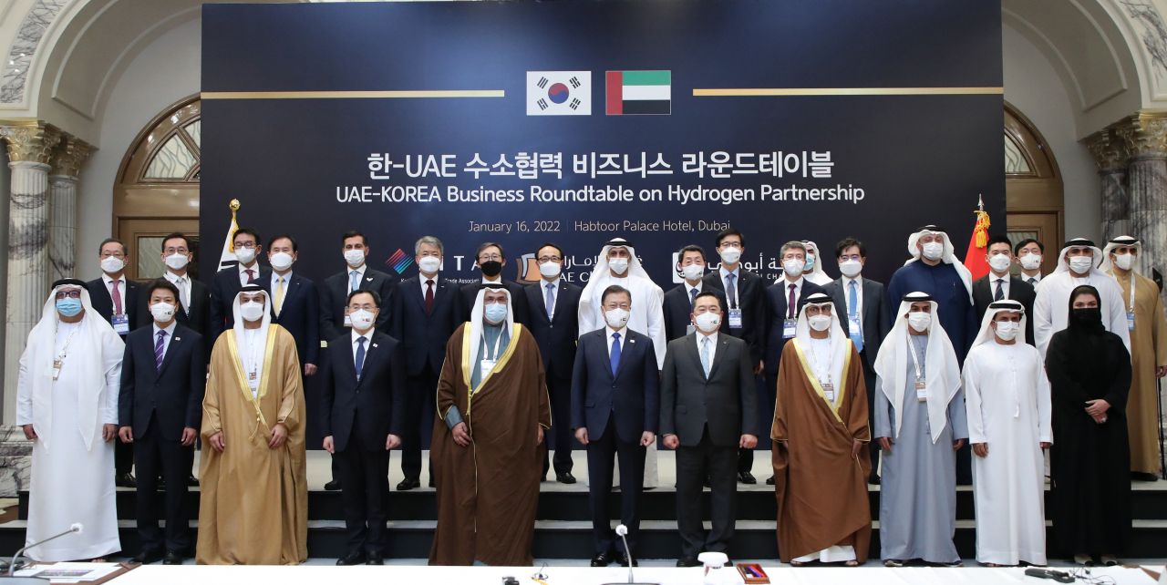 문재인 대통령이 16일(현지시간) 두바이 한 호텔에서 열린 한-UAE 수소협력 비즈니스 라운드 테이블에서 구자열 무역협회장, 압둘라 모하메드 알 마즈로이 UAE연방상공회의소 회장, 칼리드 살민 아부다비석유공사 부사장 등 참석자들과 기념촬영을 하고 있다. 연합뉴스