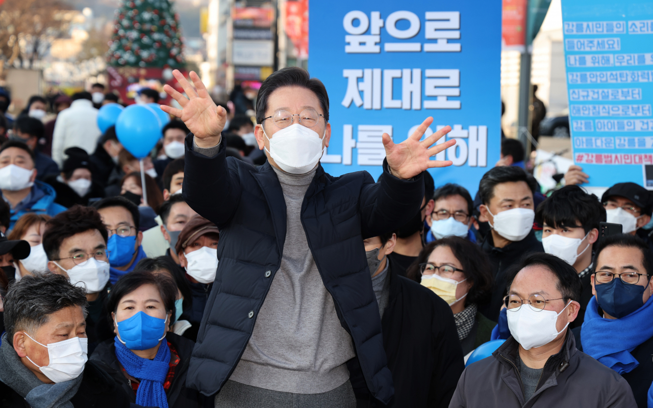 더불어민주당 이재명 대선후보가 16일 강원도 강릉시 중앙시장을 방문, 즉석연설하며 지지를 호소하고 있다. 연합뉴스