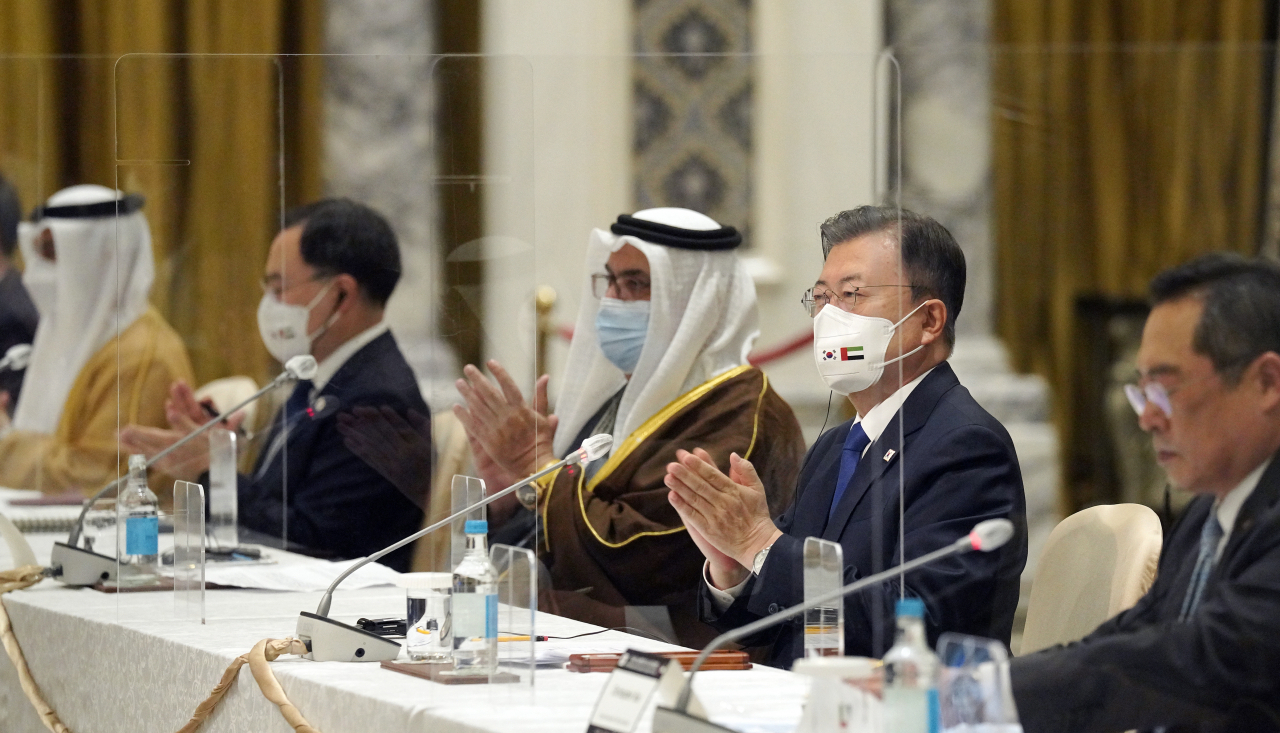 문재인 대통령이 16일(현지시간) 두바이 한 호텔에서 열린 한-UAE 수소협력 비즈니스 라운드 테이블에 참석, 박수치고 있다. 연합뉴스