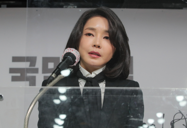 국민의힘 윤석열 대선 후보 부인 김건희 코바나컨텐츠 대표가 지난달 26일 오후 서울 여의도 국민의힘 당사에서 자신의 허위 이력 의혹과 관련해 입장문 발표를 하고 있다. [연합]