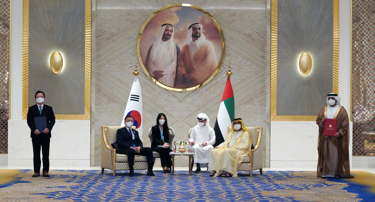 문재인 대통령과 셰이크 무함마드 빈 라시드 알막툼 UAE 총리 겸 두바이 군주가 16일(현지시간) 두바이 엑스포 리더십관에서 열린 천궁-Ⅱ(M-SAM2, 중거리 지대공미사일) 사업계획서 교환 모습을 지켜본 뒤 기념촬영을 하고 있다. 왼쪽부터 어성철 한화시스템 대표, 문재인 대통령, 알막툼 UAE 총리, 무암마르 아부셰하브 UAE 타와준(TTI) 사장. 연합뉴스
