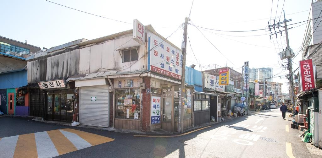 서울 용산구가 골목상권 활성화를 위해서 ‘서울시 용산구 골목형상점가 기준 및 지정에 관한 조례’를 제정했다고 17일 밝혔다. 사진은 용산구 삼각지 골목의 모습. [용산구 제공]