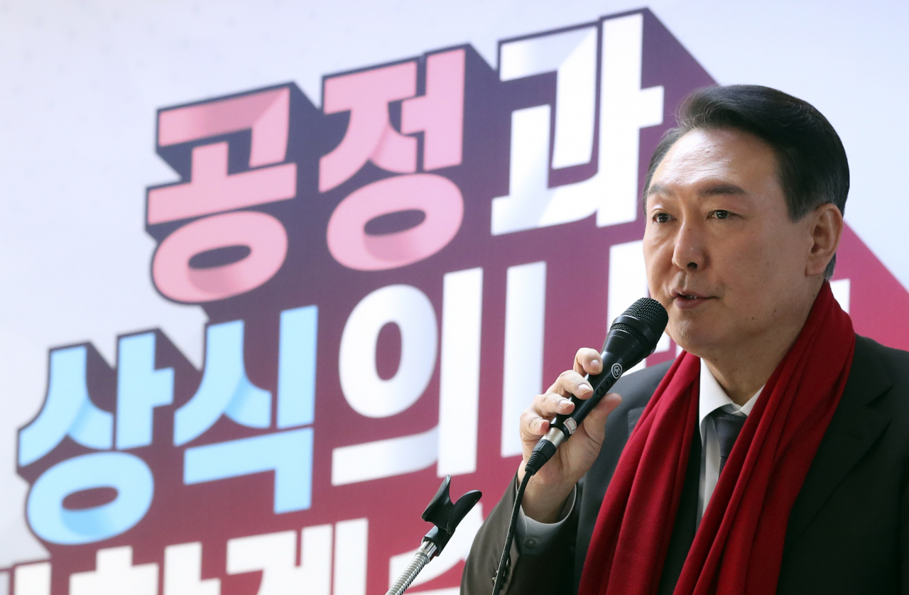 윤석열 국민의힘 대선 후보가 16일 오후 서울 영등포구 대하빌딩에서 열린 국민의힘 여성지방의원 임명장 수여식에서 발언하고 있다. [연합]