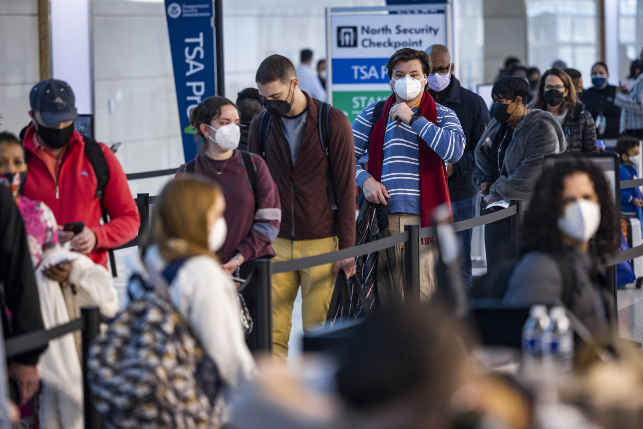 오미크론 확진자 증가에도 우린 여행을 떠난다. 미국 버지니아주 한 공항 [EPA]
