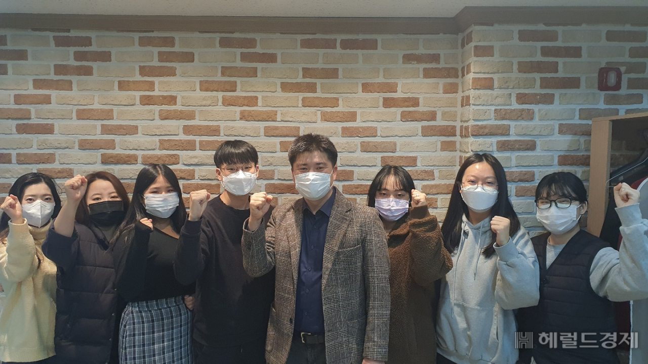 오디야게임즈는 다음달 구글 플레이스토어 시작으로 3월 애플앱스토어에 관련 서비스를 제공한다. 직원들이 단체사진을 촬영하며 파이팅을 외치고 있다.