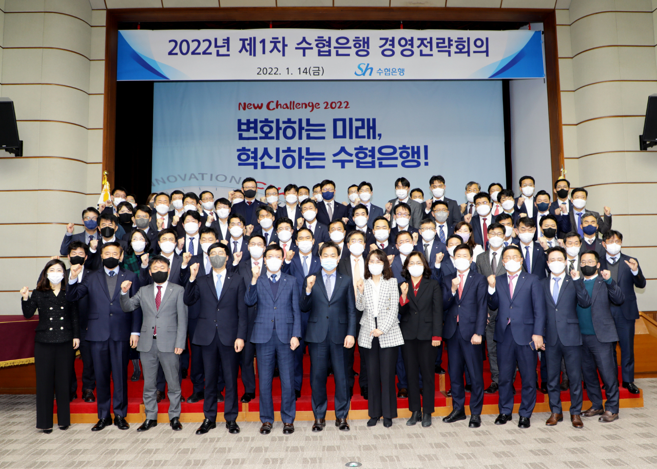 지난 14일 ‘2022년 제1차 수협은행 경영전략회의’에 참석한 김진균 은행장(앞줄 가운데)과 수도권지역 영업점장들이 기념촬영을 하고 있다.[Sh수협은행 제공]