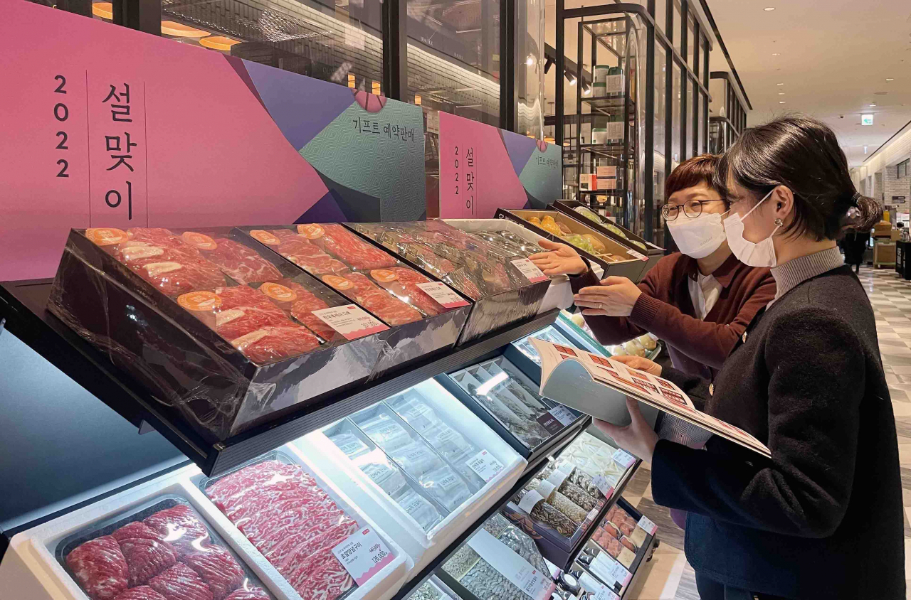 고객이 신세계백화점에서 설 선물세트를 고르고 있다. [신세계백화점 제공]