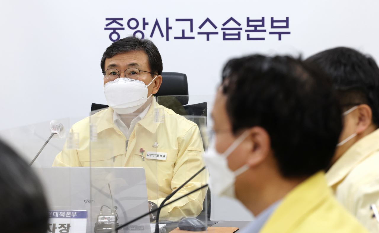권덕철 중앙재난안전대책본부 1차장(보건복지부 장관, 왼쪽)이 17일 오전 세종시 정부세종청사에서 열린 신종 코로나바이러스 감염증(코로나19) 대응 중앙재난안전대책본부 회의에서 발언하고 있다. [연합]