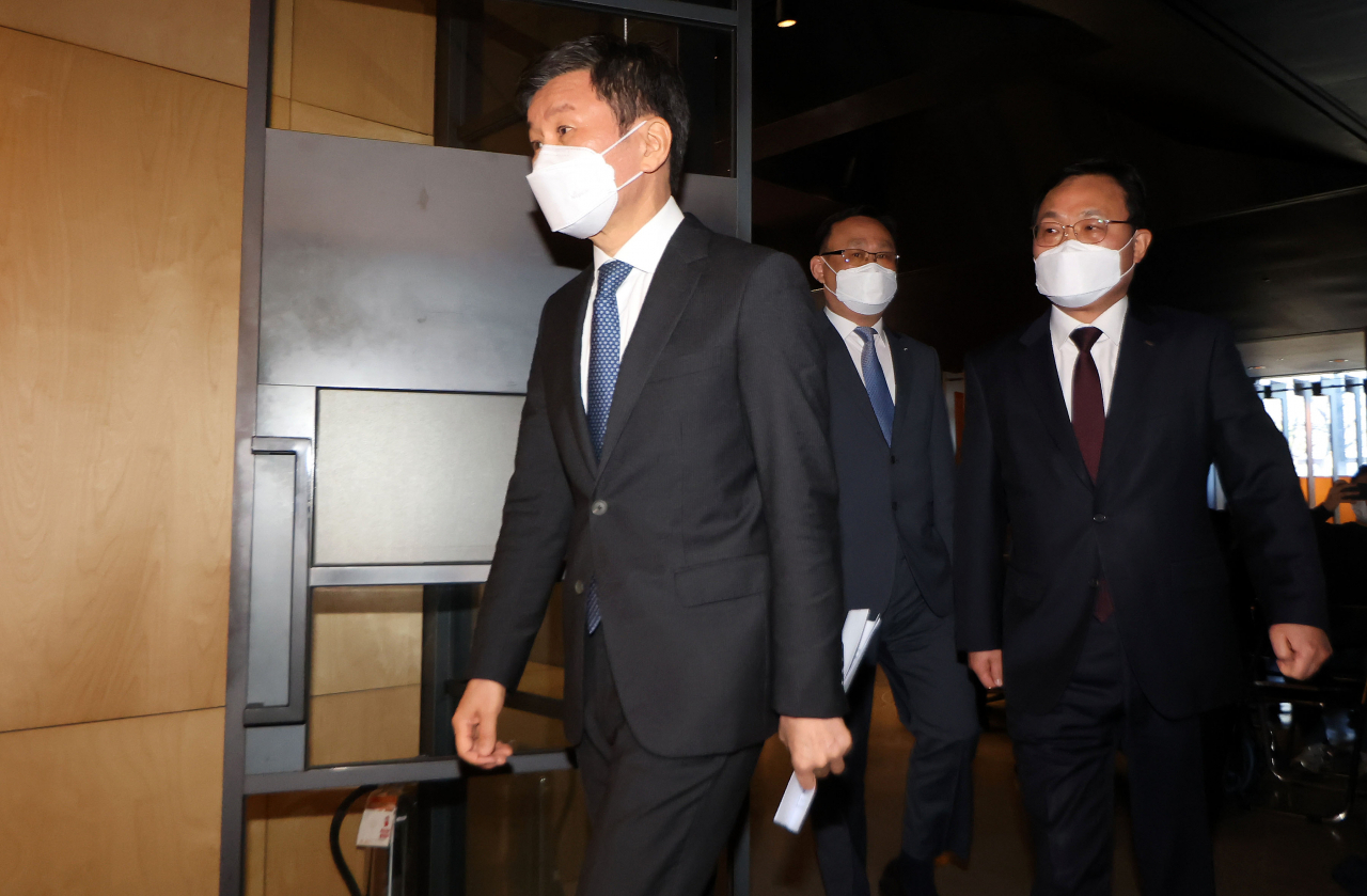 광주 건설 현장에서 잇따라 대형 사고를 일으킨 HDC현대산업개발의 정몽규 회장이 17일 오전 서울 용산구 현대산업개발 본사에서 열린 대국민 사과 기자회견에 입장하고 있다. [연합]