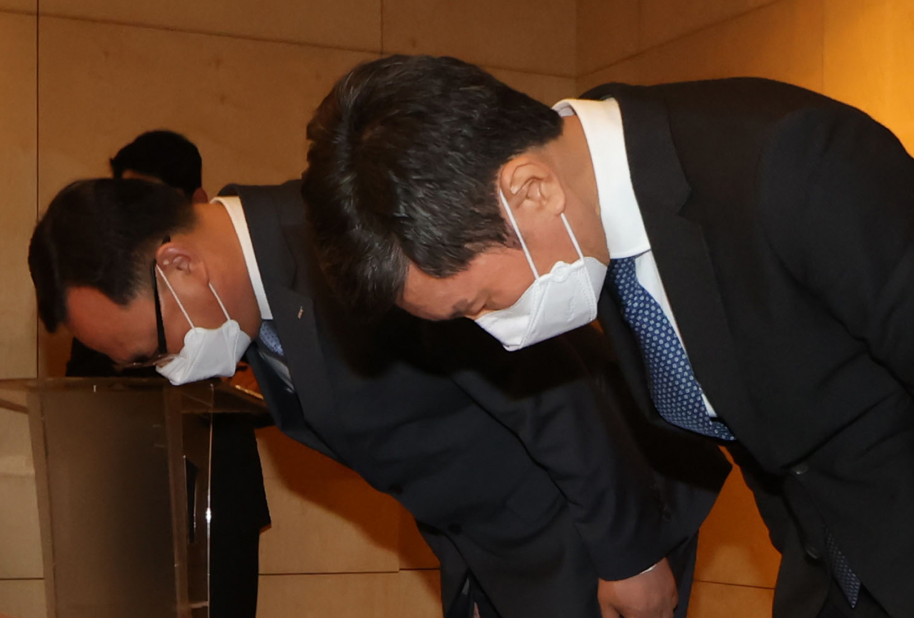 광주 건설 현장에서 잇따라 대형 사고를 일으킨 HDC현대산업개발의 정몽규 회장(오른쪽)이 17일 오전 서울 용산구 현대산업개발 본사에서 열린 대국민 사과 기자회견에서 허리 숙여 인사하고 있다. [연합]