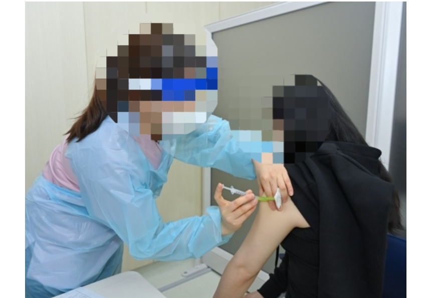 백신 접종 중인 시민 [대구시 제공]