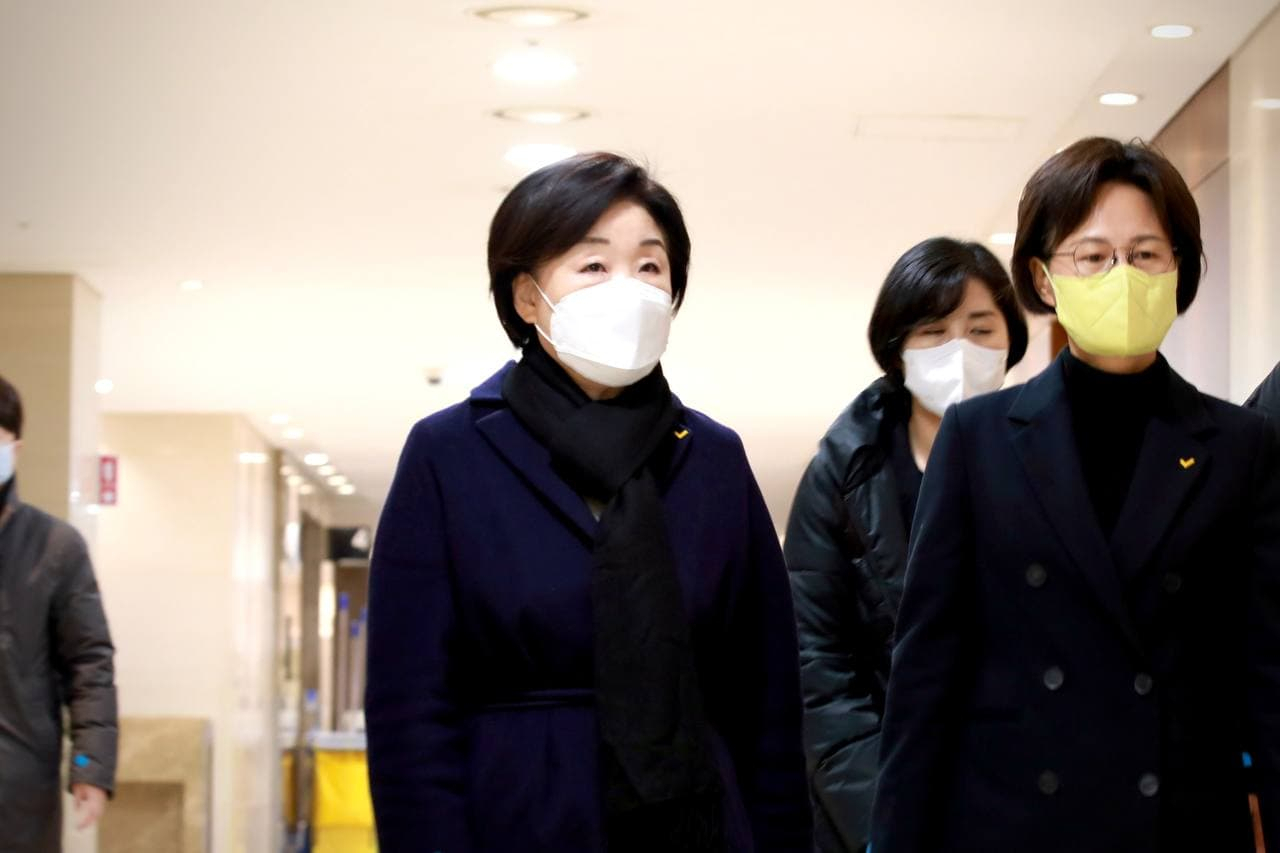 심상정 정의당 대선후보가 17일 서울 서대문구 연세대 세브란스 병원에 마련된 ‘광주 아파트 붕괴사고’ 희생자 빈소를 찾아 조문하고 있다. [정의당 선거대책위 제공]
