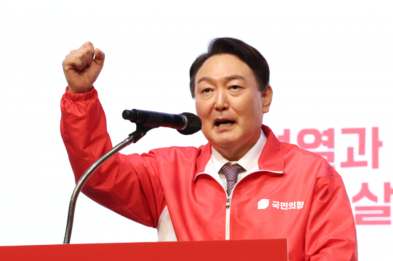 윤석열 국민의힘 대선 후보가 14일 오후 경남 창원시 성산구 창원컨벤션센터에서 열린 경남 선대위 필승결의대회에서 연설하고 있다. [연합]