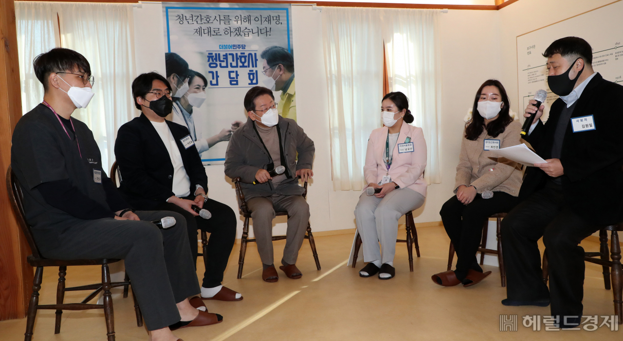 이재명 갖불어민주당 대선후보가 17일 오전 서울 강서구 이화여대 서울병원 보구녀관에서 열린 청년 간호사 간담회를 갖고 있다. [사진=국회사진기자단]