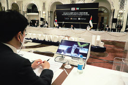 16일 두바이에서 개최한 ‘한-UAE 수소협력 비즈니스 라운드테이블’에서 무역협회 구자열 회장이 발언하고 있다. [무협 제공]