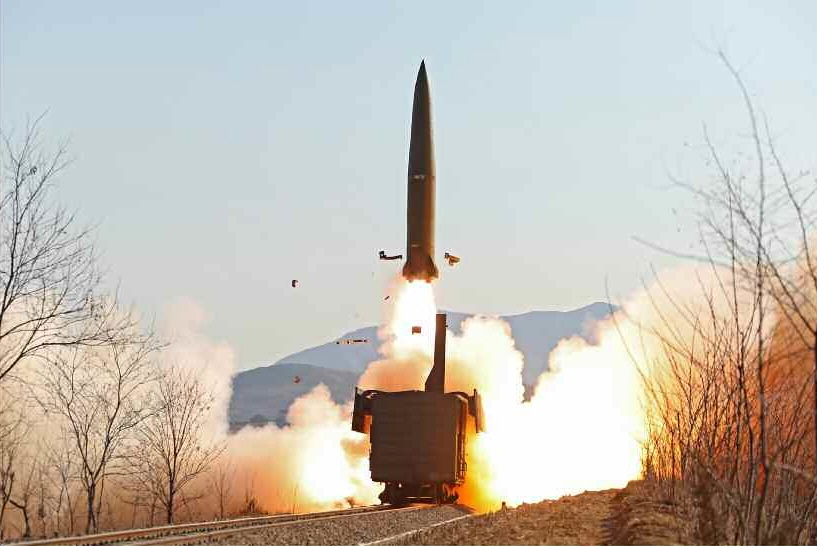 합참은 17일 북한이 평양 순안비행장 일대에서 동쪽으로 단거리 탄도미사일로 추정되는 발사체 2발을 발사했다고 밝혔다. 북한이 지난 14일 발사한 철도기동미사일연대의 전술유도탄 발사 모습. [평양 노동신문=뉴스1]