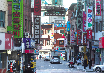법원이 서울 내의 3000㎡ 이상 백화점·마트·상점에 대해 방역패스 효력 정지를 결정한 가운데 지난 16일 서울의 한 백화점을 찾은 시민들이 백화점 입구에서 차례로 QR코드 체크를 하고 있다(위쪽). 17일부터 다음달 6일까지 3주간 사적모임 인원은 6인으로, 식당·카페 등의 영업시간은 오후 9시로 제한하는 사회적 거리두기가 적용된다. 지난 16일 오후 서울 마포구의 한 식당가 모습. [연합]