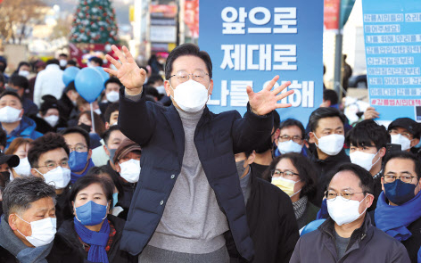 이재명 더불어민주당 후보는 16일 강원도 강릉시 중앙시장을 방문, 즉석 연설을 하며 지지를 호소했다. [연합]