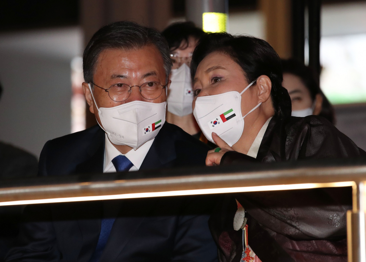 문재인 대통령과 김정숙 여사가 지난 16일(현지시간) 두바이 엑스포 쥬빌리공원에서 열린 K-POP 콘서트에서 공연을 관람하며 대화하고 있다. [연합]