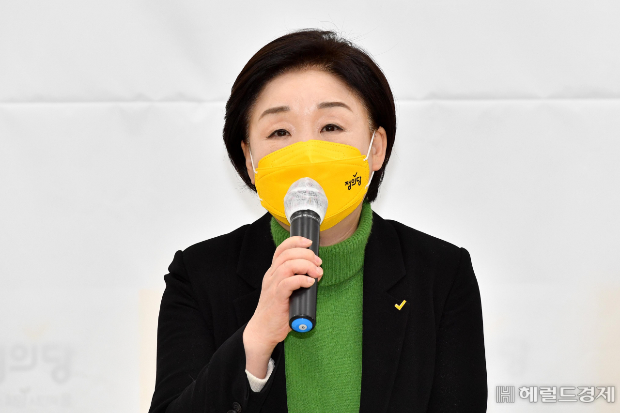 심상정 정의당 대선 후보가 17일 서울 여의도 국회에서 대국민 기자회견을 하고 있다. 이상섭 기자