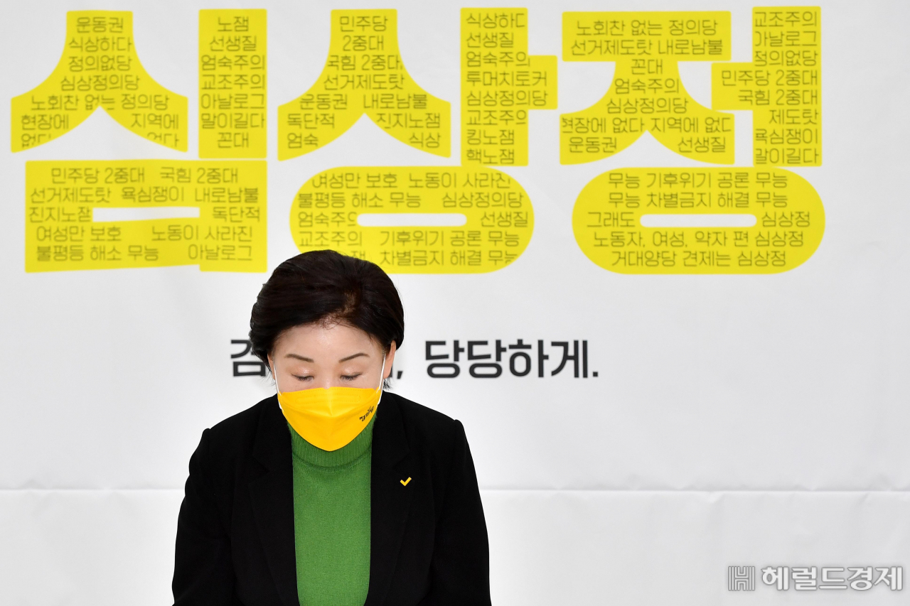 심상정 정의당 대선 후보가 17일 서울 여의도 국회에서 대국민 기자회견을 하기 전 인사를 하고 있다. 이상섭 기자