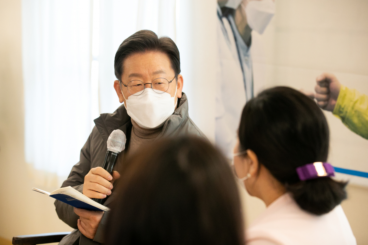 더불어민주당 이재명 대선후보가 17일 오전 서울 강서구 이화여대 서울병원 보구녀관에서 열린 청년 간호사들과 간담회에서 남궁선 이대서울병원 심장혈관중환자실 주임간호사 (오른쪽)의 발언을 듣고 있다. [국회사진기자단]