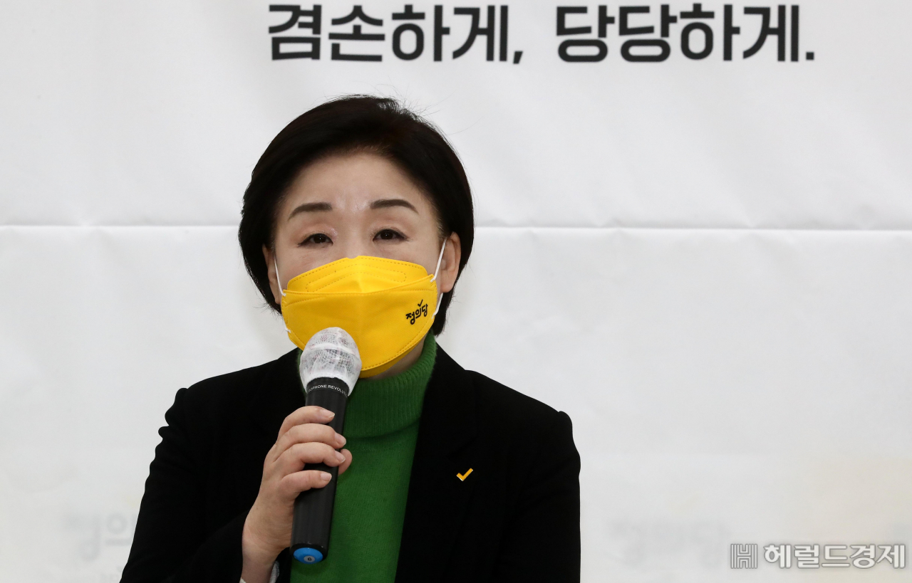 정의당 심상정 대선 후보가 17일 오후 국회에서 〈국민께 드리는 말씀〉기자회견을 열고 입장을 밝히고 있다. 이상섭 기자