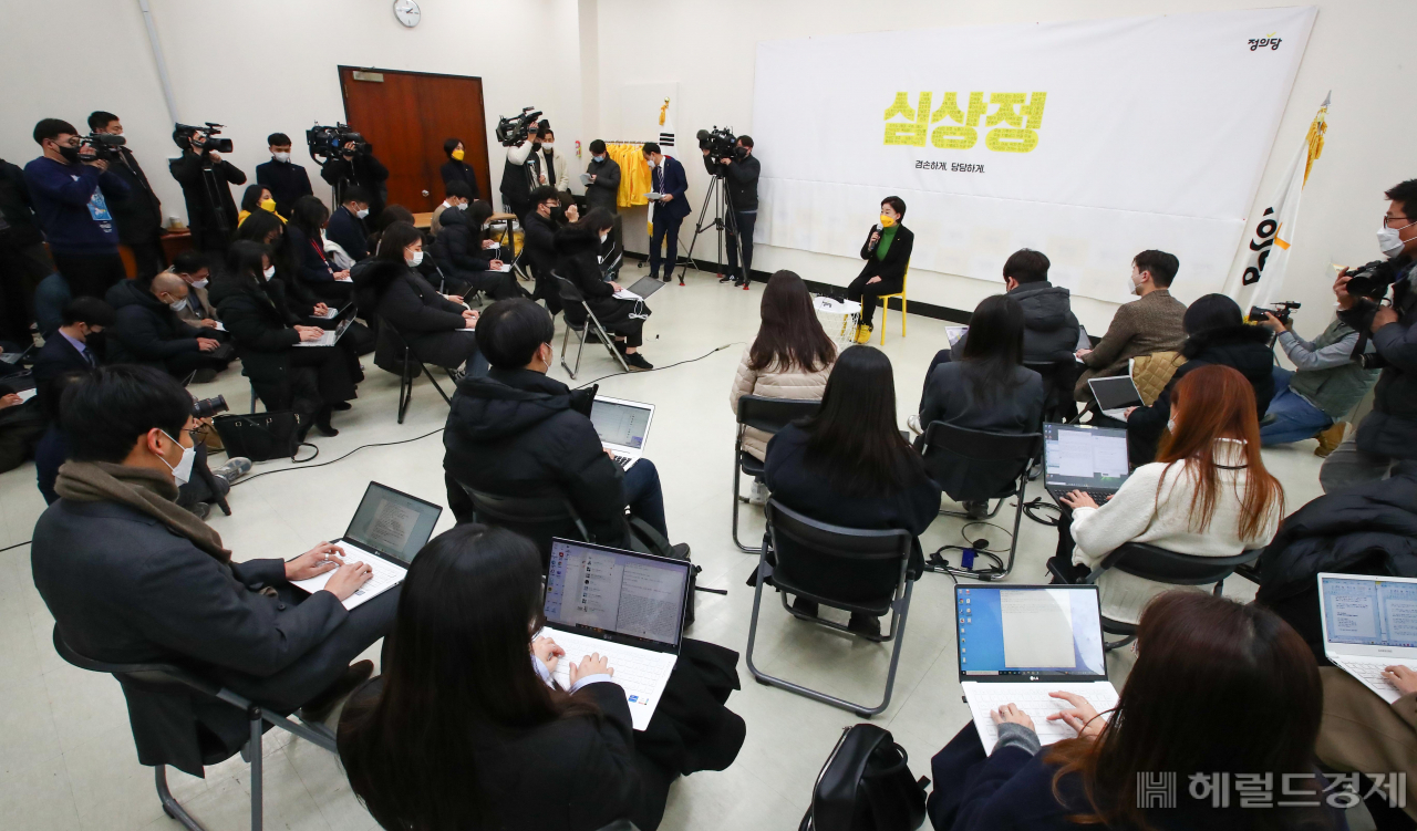 심상정 정의당 대선 후보가 17일 서울 여의도 국회에서 대국민 기자회견을 하고 있다. 이상섭 기자