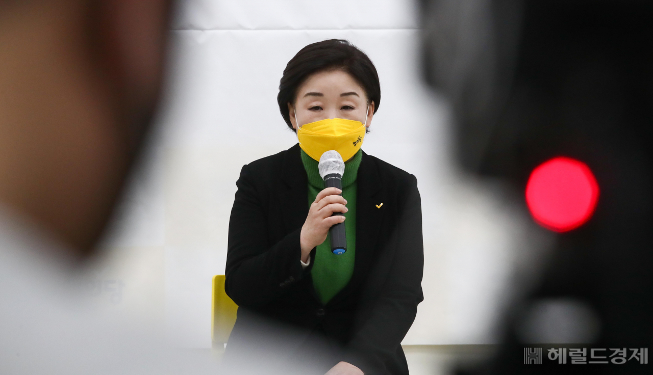 정의당 심상정 대선 후보가 17일 오후 국회에서 ‘국민께 드리는 말씀’ 기자회견을 열고 입장을 밝히고 있다. 이상섭 기자