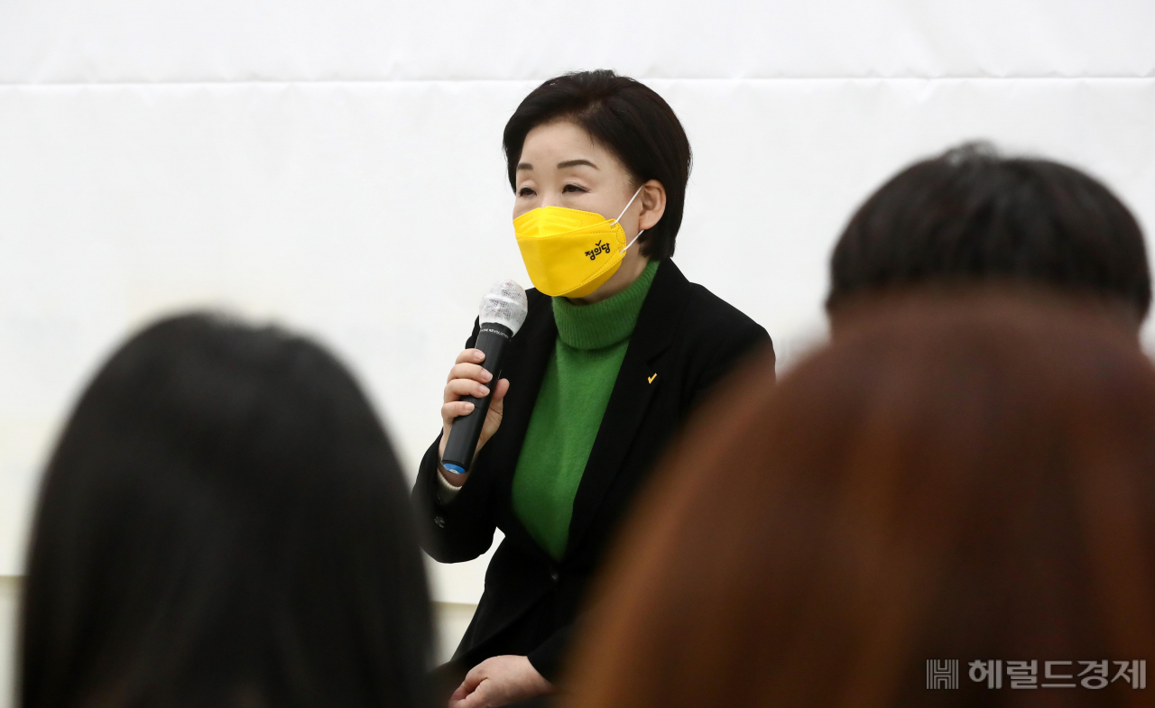 정의당 심상정 대선 후보가 17일 오후 국회에서 ‘국민께 드리는 말씀’기자회견을 열고 입장을 밝히고 있다. 이상섭 기자