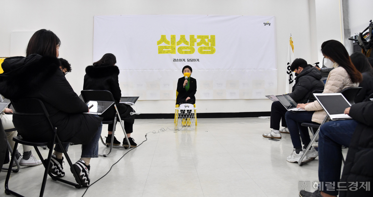 심상정 정의당 대선 후보가 17일 서울 여의도 국회에서 대국민 기자회견을 하고 있다. 이상섭 기자
