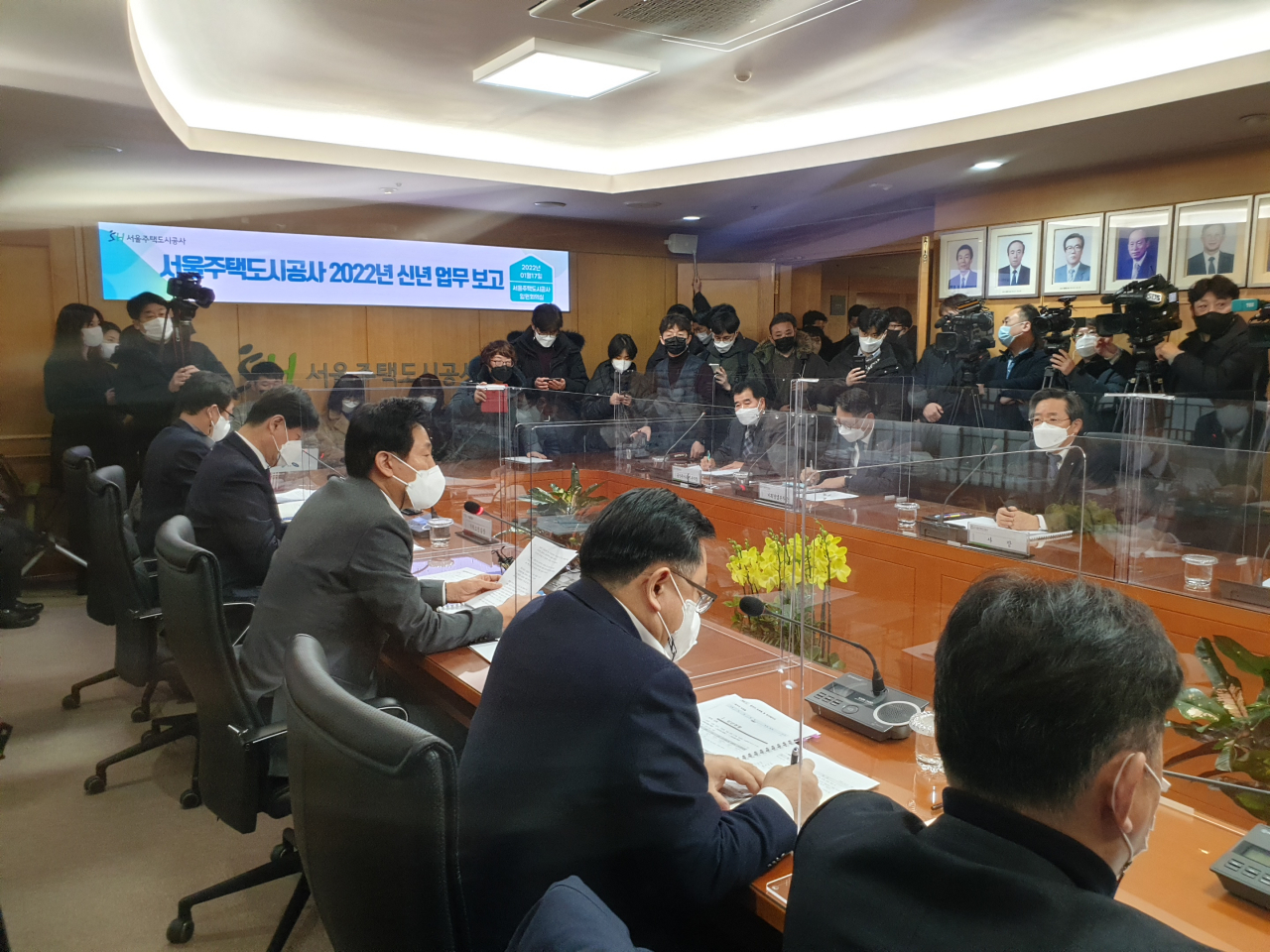 오세훈 서울시장이 17일 서울주택도시공사(SH공사) 본사에서 김헌동 사장으로부터 새해 업무보고를 받고 있다. 이 자리에서 김 사장은 오금지구 1·2단지와 항동지구 2·3단지 분양원가를 공개했다. [사진=김수한 기자]