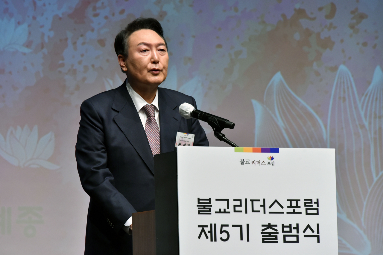 윤석열 국민의힘 대선후보가 17일 오후 서울 중구 신라호텔에서 열린 불교리더스포럼 제5기 출범식에서 축사하고 있다. [연합]
