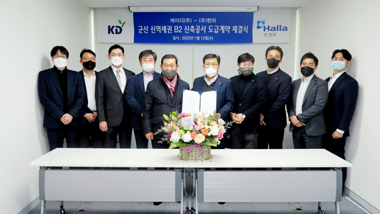KD는 지난 12일 서울 송파구 잠실동에 소재한 한라 회의실에서 군산 신역세권 B2 신축공사 도급계약 체결식을 가졌다, 사진 중앙 왼쪽 KD 안태일회장, 오른쪽 김선준 한라 개발사업본부장. [KD 제공]