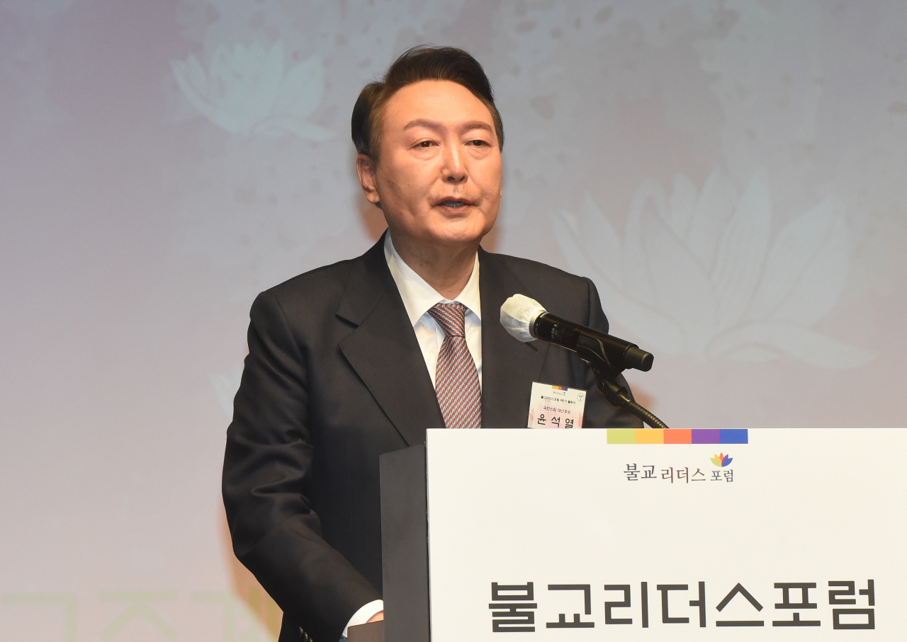 윤석열 국민의힘 대선 후보가 17일 오후 서울 중구 신라호텔에서 열린 불교리더스포럼 제5기 출범식에서 축사하고 있다. [연합]