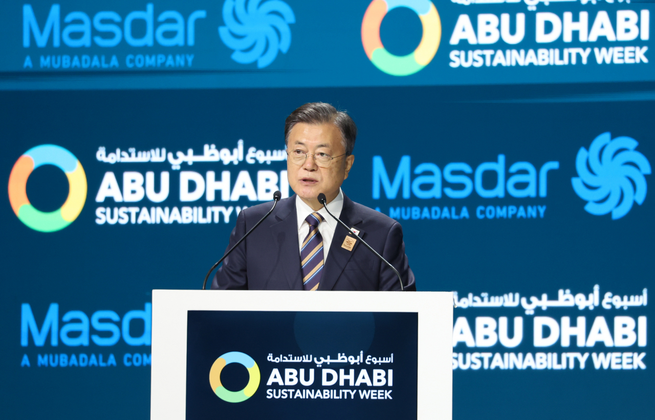 문재인 대통령이 17일(현지시간) 아랍에미리트(UAE) 두바이 엑스포 전시센터 남관에서 열린 아부다비 지속가능성주간 2022 개막식 및 자이드상 시상식에서 기조연설을 하고 있다. 연합뉴스