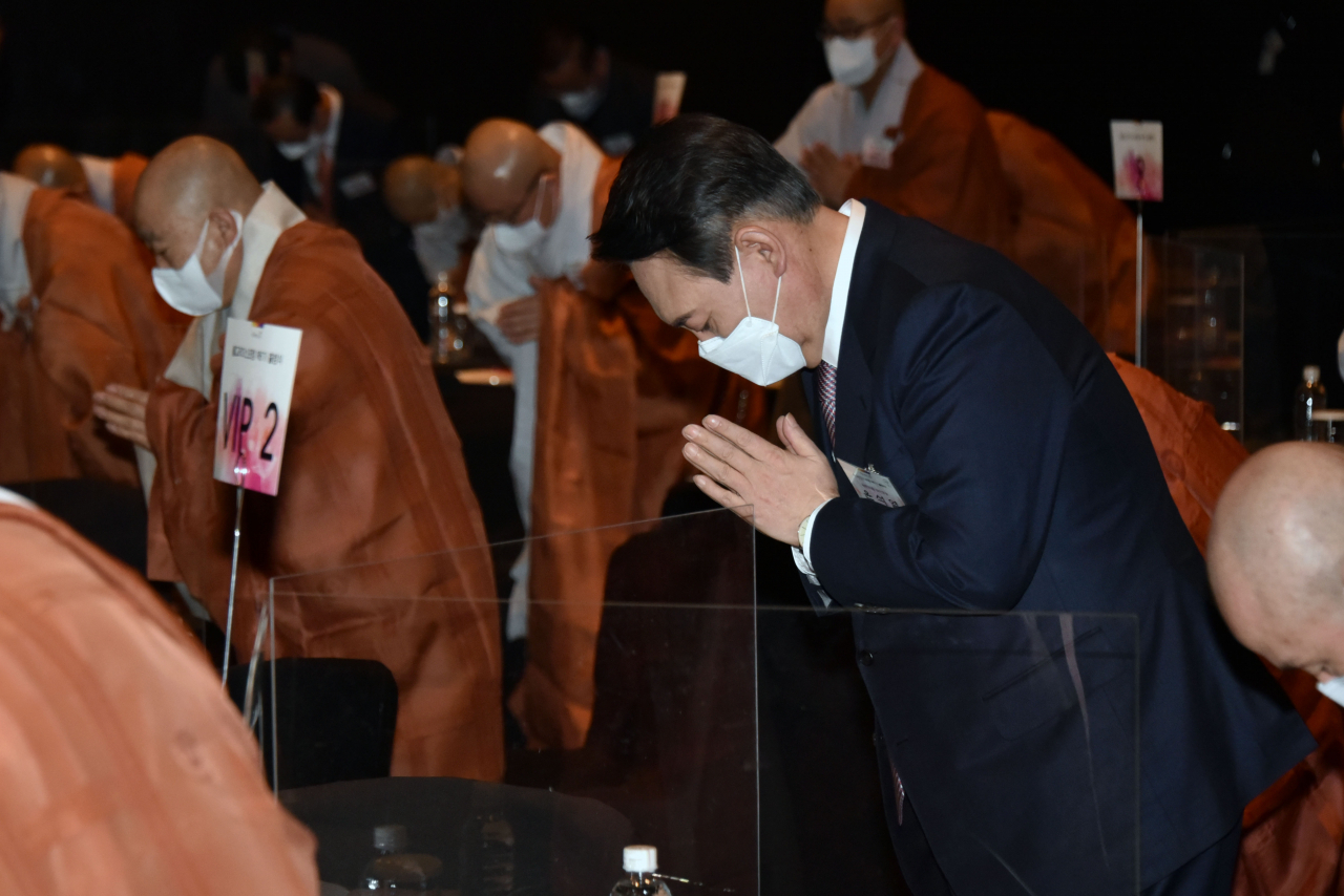 윤석열 국민의힘 대선후보가 17일 오후 서울 중구 신라호텔에서 열린 불교리더스포럼 제5기 출범식에 참석해 합장하고 있다. [연합]