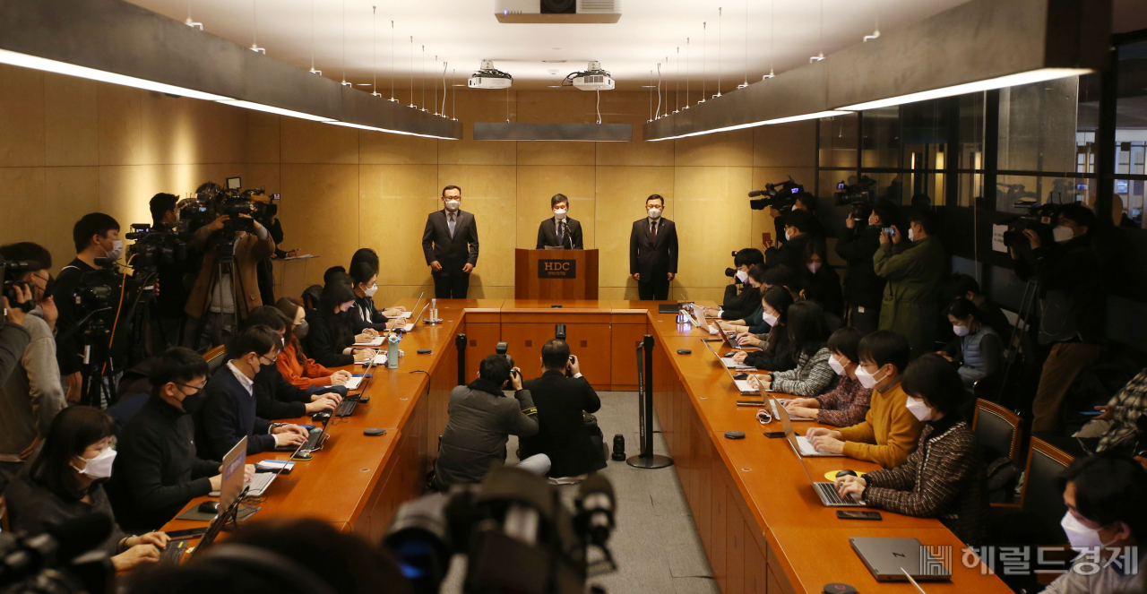 정몽규 HDC현대산업개발 회장이 17일 서울 용산구 HDC현대산업개발 용산사옥 대회의실에서 광주 아파트 외벽 붕괴 사고 관련 대국민 사과를 하고 있다. 이날 정 회장은 사퇴 의사를 밝혔다. 박해묵 기자
