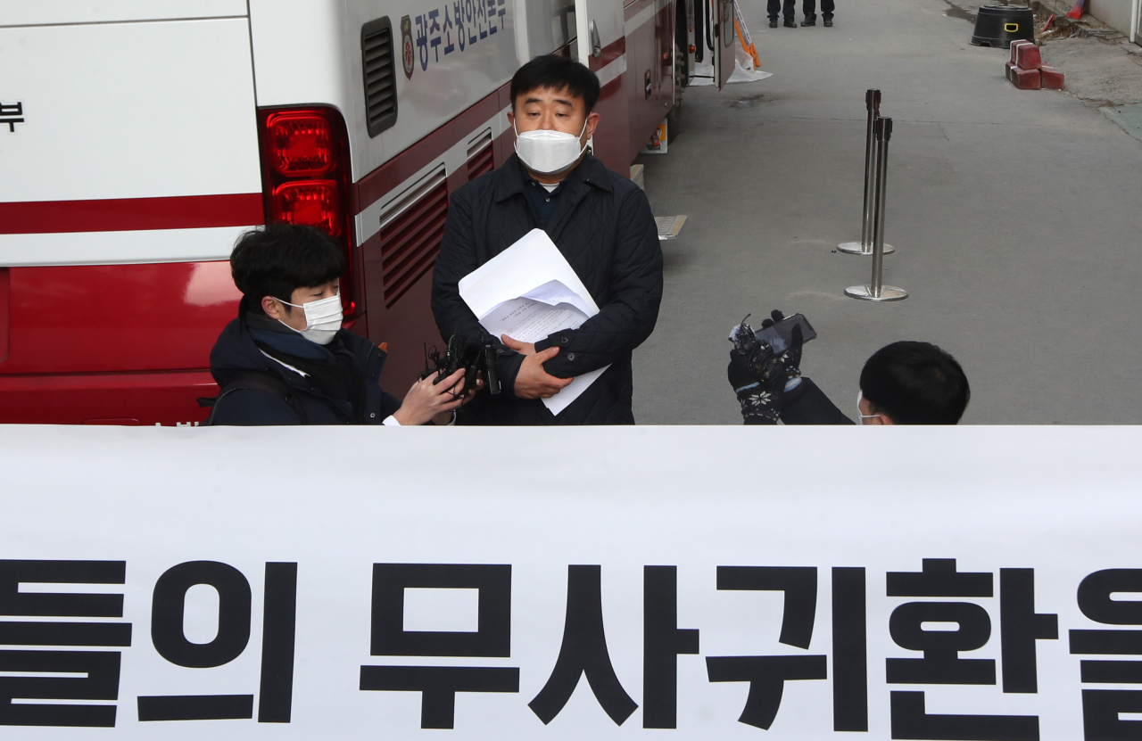 광주 신축아파트 붕괴사고 7일째인 17일 오후 사고 현장 부근에서 화정동 아이파크 예비입주자대표회의 대표가 정몽규 회장의 책임 없는 사퇴를 규탄하는 성명서를 낭독하고 있다. [연합]