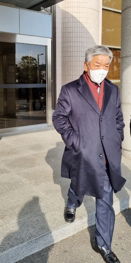 박병종 전 고흥군수가 17일 오후 판결을 받고 법정을 나오고 있다. /박대성 기자.
