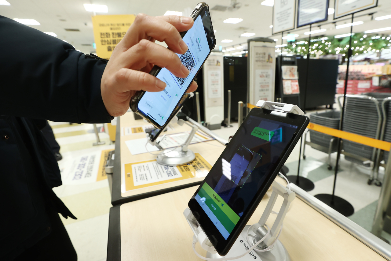 Under the vaccine pass policy, people must be fully vaccinated no longer than six months ago or negative in tests taken within the last 72 hours to enter public places. (Yonhap)