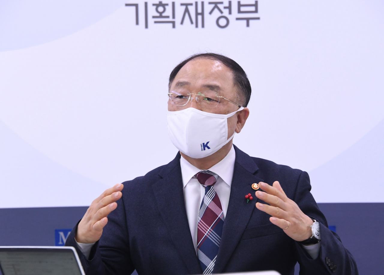 홍남기 부총리 겸 기획재정부 장관이 17일 오후 정부세종청사에서 열린 출입기자 간담회에서 취재진의 질문에 답변하고 있다. [기획재정부 제공. 재판매 및 DB 금지] 연합뉴스