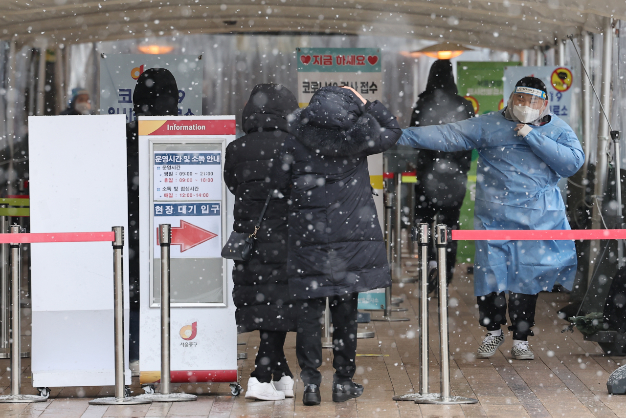 17일 오후 서울 중구 서울시청 앞 코로나19 임시 선별검사소에 눈이 내리고 있다. [연합]